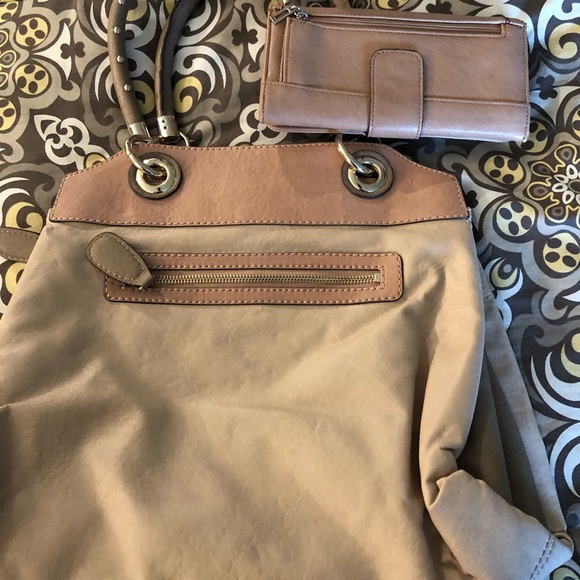 Matching Guess handbag and wallet - Picture 2 of 6